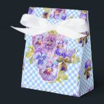 Blue Gingham Pansy Blommigt Bröllopsfest Cake Presentaskar<br><div class="desc">Shabby chic Blue Gingham Pansy Blommigt Cake-design,  med ett helt anpassade namn. Designad från en av mina ursprungliga katt teckning,  en måste för alla kattälskare!</div>
