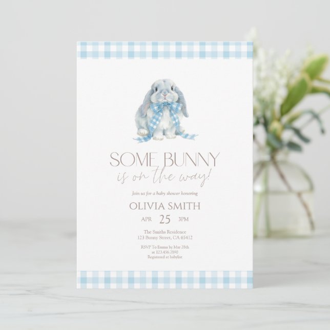 Blue Gingham Some Bunny Baby Shower Inbjudningar (Stående Fram)