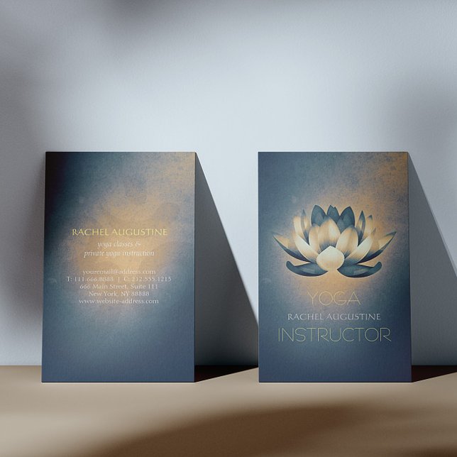 Blue Glowing Lotus and OM Symbol Yoga Instructor Visitkort (Skapare uppladdad)