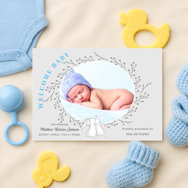 Blue Grått Bunny Pojke Birth Meddelande (Adorable woodland animals welcome baby boy birth announcement front view)