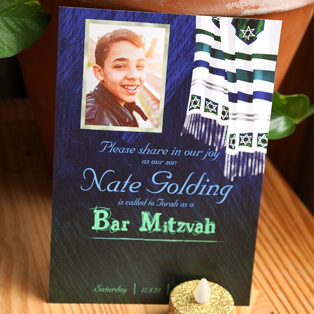 Blue & Grönt Tallit Pub Mitzvah-inbjudan Inbjudningar (Dark blue and green bar mitzvah invitation with striped tallit with blue green stripes)