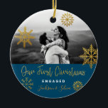 Blue Guld Snöflingor Första jul Engagerad Julgransprydnad Keramik<br><div class="desc">Blått ljus för helgdag på julfoto med guld snöflingor och marin blå bakgrund för förlovade par. Anpassa den genom att lägga till namnen. Det är en bra gåva till nygifta eller till en fians/fiender.</div>