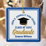 Blue Guld Student 2025 Personlig jul Julgransprydnad Keramik<br><div class="desc">Den moderna julprydnadsformen student i blått och guld anpassningsbar präglas av klassens typografi av universiteten eller college namn för 2025-klassen. Anpassa med ditt graderingsår bredvid handskrivet skript för chic och svart graderingshölje för en gåva med grattisar för underbar personlig studenten.</div>