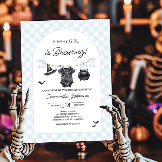Blue Halloween Baby är en babystövel. Inbjudningar (Blue Halloween Baby is Brewing Gingham Baby Shower Invitation)