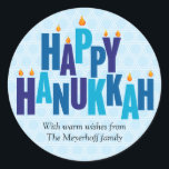 Blue Hanukkah Candle Ljus Runt Klistermärke<br><div class="desc">På detta klistermärke anges "Lycklig Hanukkah" i hälsning i tonblått färg. Det staplade brev är som en menorah med små lågor som brinner ovanpå nio "ljus brev". Den blek blå bakgrunden består av sammanlåsande stjärnor av David. Lägg till ett eget meddelande nedan eller ta bort platshållartexten om du vill lämna...</div>