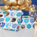 Blue Hanukkah Photo Presentpapper<br><div class="desc">Den här Hanukkah-fotofigursättningspapper har 8 bildfack som du kan fylla med ett blått Snöflingor helgdag mönster. I mönster finns två ord "Lycklig Hanukkah" och "Joy & Peace" i ett vackert skrollsteckensnitt. Det finns 17 olika snöflingor med 6 färg blå. Du kan fylla i designen med använda 1-8-foton. Bilderna blir 3,...</div>