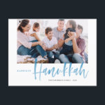 Blue Happiest Hanukkah Brush Calligraphy Photo Helg Vykort<br><div class="desc">Lycka till Hanukkah! Skicka semesterhälsningar till dina kära med det här handskrivna vykortet Lycklig Hanukkah. Den har en blå pensel i modern kalligrafi med en passande fin snö mönster. Anpassa genom att lägga till ett foto, namn, datum och meddelande. Det här festive blue calligraphy helgdag-vykortet finns i andra färg och...</div>