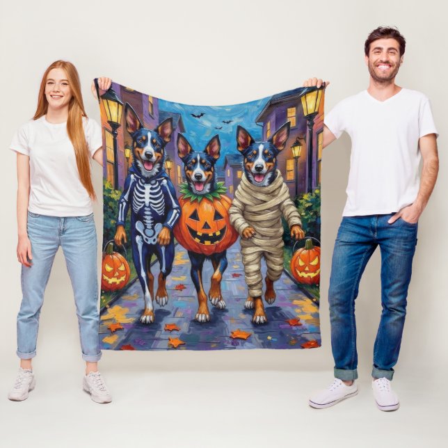 Blue Heeler Hundar som går på Halloweentrick-or-tr Fleecefilt (På plats)