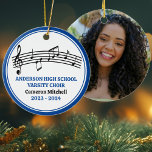 Blue High School Varsity Choir Anpassningsbar jul Julgransprydnad Keramik<br><div class="desc">Denna moderna blåa högskolejullornament har student och orale namn under musikpersonalen med tredubbel klyfta och musik noter. Anpassa till en sångare,  choir-lärare eller regissör för en underbar studenten-gåva.</div>