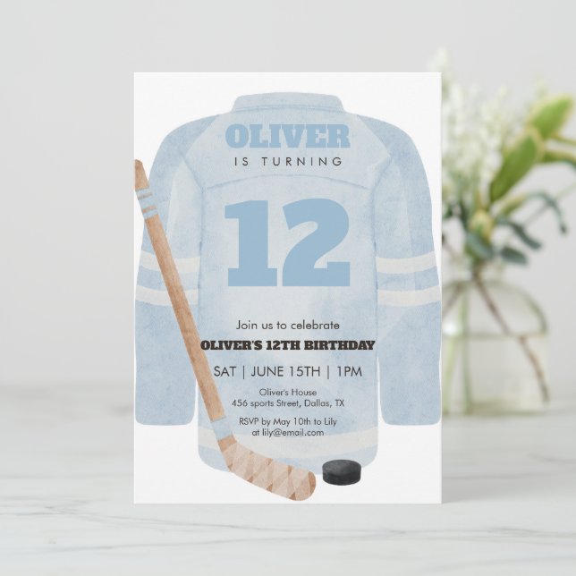 Blue Hockey Jersey Birthday Invitation Inbjudningar (Stående Fram)