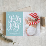 Blue Holly Jolly Hand Lettering Baby Photo Julkort<br><div class="desc">Festive Holly Jolly Hand-Lettered Photo Helgdag Card | Skicka helghälsningar till familj och vänner med det här platta helgdag för anpassade. Den har en handskriven "holly jolly"-övertäckning med snö och snöflingor accent. Anpassa genom att lägga till ditt favoritfoto. Matchande objekt är tillgängliga.</div>
