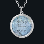 Blue Hydrangea Blommigt Bröllop Silverpläterat Halsband<br><div class="desc">Bära något blått på din bröllopsdag! Personalisera söt Blue Hydrangea Bröllop Pendant Necklace för att skapa en varaktig keepsaké för att din brud ska vara eller hennes brudtärna. Den här elegant anpassningsbarna smycken i giftermål har en digitalt målad blommigt av en blå blommar i en blomma i en pläterad beläggning...</div>