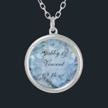 Blue Hydrangea Blommigt Bröllop Silverpläterat Halsband<br><div class="desc">Bära något blått på din bröllopsdag! Personalisera söt Blue Hydrangea Bröllop Pendant Necklace för att skapa en varaktig keepsaké för att din brud ska vara eller hennes brudtärna. Den här elegant anpassningsbarna smycken i giftermål har en digitalt målad blommigt av en blå blommar i en blomma i en pläterad beläggning...</div>