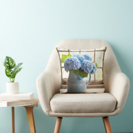 Blue Hydrangea Bouquet in Window Kudde