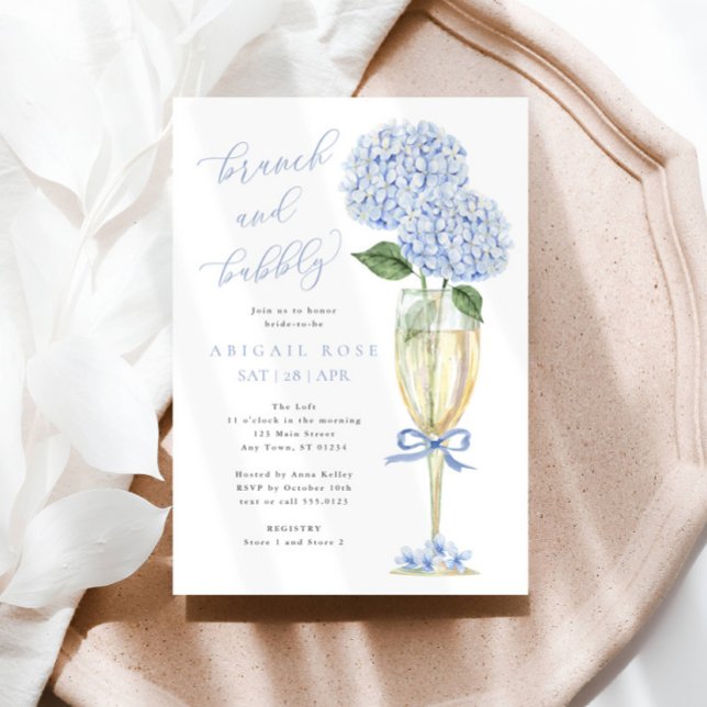 Blue Hydrangea Brunch och Bubly Guld Champagne Inbjudningar (Beautiful blue hydrangea flowers in a gold champagne flute.)