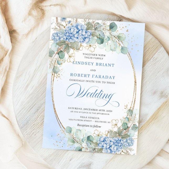 Blue Hydrangea Greenery Gold Oval Wedding Invite Inbjudningar (Elegant Blue Hydrangea Gold Oval Wedding Invitation)