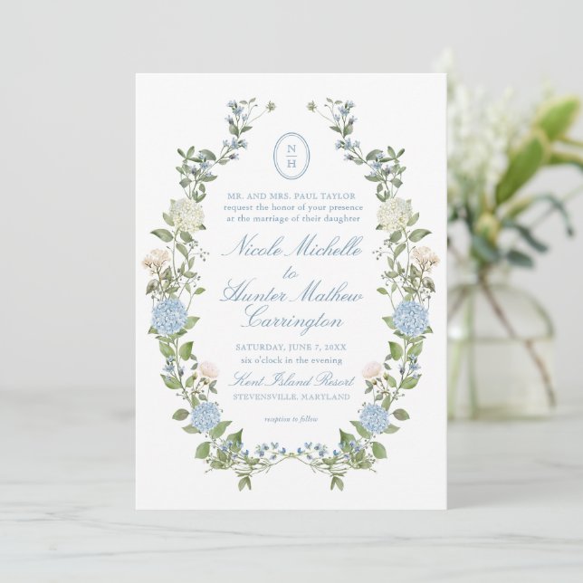 Blue Hydrangea Monogram Crest Wedding Invitation Inbjudningar (Stående Fram)