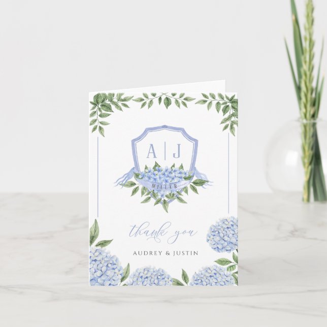 Blue Hydrangea Monogram Vapensköld Borderad Bröllo Tack Kort (Framsida)