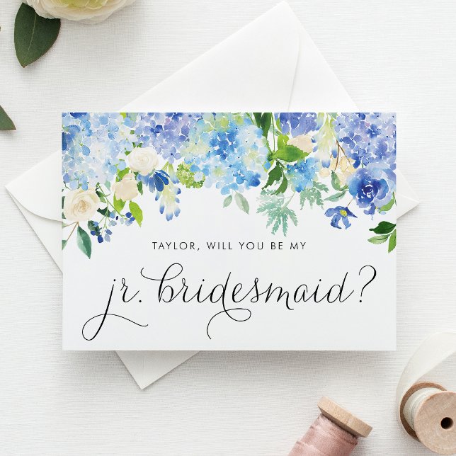 Blue Hydrangea och Ivory Ro Junior Bridesmaid Inbjudan Vykort (Blue hydrangea & white rose jr. bridesmaid card with greenery accents for romantic floral weddings.)