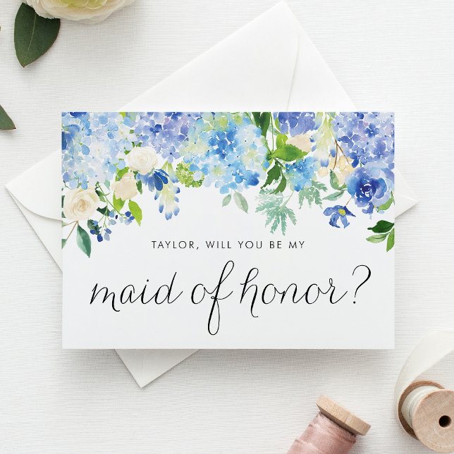 Blue Hydrangea och Vit ros Blommigt Maid of honor Kort (Blue hydrangea and white rose maid of honor card with greenery for floral-themed wedding proposals.)