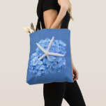 Blue Hydrangea Starfish Beach Wedding Gift Bag Tygkasse<br><div class="desc">Beach bröllopspressar med blå vattenblommor och stjärnfiskdesign. Från Seaside Garden-designlinjen har den här vita väskan en stor, blå blommigt med ett strandtema. Anpassa med en textrad längst upp, med namn och datum eller med namn som är heltextformat. Realistiska vattenblommor har en vit havsstjärna som fastnar i petalerna och som gör...</div>