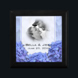 Blue Hydrangeas Photo Bröllop Gift Box Smyckeskrin<br><div class="desc">En chic blå fyllnadslåda för att matcha dina bröllopsinbjudningar. Anpassade och redo för att anpassa texten, teckensnittet och färg på det sätt som du drömt om. Om du behöver hjälp med den här designen kontaktar du mig och jag kommer att vara lycklig för att hjälpa dig. Perfekt som Bröllop-gåva eller...</div>