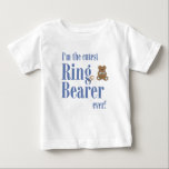 Blue I är Cutest Ring Bearer någonsin Bröllop T Shirt<br><div class="desc">Försöker du hitta perfektens gåva till din beundrare av ring? Den här vackra ring-skjortan,  med en söt björn och ett par bröllop ringar,  är perfekt till repetitionsmiddagen,  presentöppningen eller när som helst.</div>