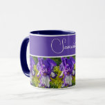 Blue Iris Flower Blommigt Womans Namn Mugg<br><div class="desc">Iris Mönster Womans Kitchen Mugg,  med ett helt anpassade namn. Designad från mitt originalfoto.</div>