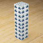 Blue Klockor Presentask för Vinflaska<br><div class="desc">Stil: Presentask för Vinflaska Pressar upp flaska i en vacker vin-låda i anpassningsbar! Lika speciell som gåvan, du kan anpassa en vinlåda med din egen design och skapa en presentförpackning som du stolt kan visa upp. Den här vin-lådan är gjord med en stabil kardstock och kan innehålla 1, 5 liter...</div>