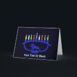 Blue Lejon Menorah Helgkort<br><div class="desc">En blå,  lejon-temad Chanukkah-menorah med tända ljus som läggs ovanpå en stjärnbakgrund. Lägg till din egen text.</div>