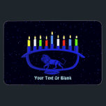 Blue Lejon Menorah Magnet<br><div class="desc">För Chanukkah party. Den har en lejon Chanukkah-menorah,  som läggs ovanpå en stjärnbakgrund,  med alla åtta ljus och skamaskan som brinner. Lägg till din egen text. Chanukkah är Ljus festival mitt i vintern.</div>