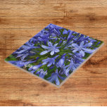 Blue Lily of the Nile Agapanthus Blommigt Kakelplatta<br><div class="desc">Keramisk platta med en fotobild av klockformad blåa blommor av Lily-of-the-Nile,  som annars kallas Agapanthus. En underbar,  blommigt design! Markera din ruta storlek. Gör en söt köksbagge!</div>