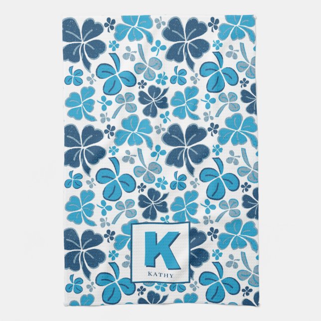 Blue Lucky Shamrock Klöver Mönster Monogrammed Kökshandduk (Vertikal)