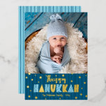 Blue Lycklig Hanukkah Photo Cute Modern Real Guld<br><div class="desc">"Lycklig Hanukkah." Roligt, lekfull, vismisk, handgjord äkta guld-folie och ljusblå typografi, en slumpmässig guld-folie-stjärna av David mönster och midnattsmarin blå hand plockade-linjer övertäckte en mörk tealblå bakgrund. Lägg till det foto du vill ha och hjälp vaktmästaren i Hanukkah med det här fantastiska, färgstarka, riktiga guld-folie som är i personlig. Hand...</div>