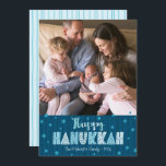Blue Lycklig Hanukkah Photo Modern Roligt Typograp Julkort<br><div class="desc">"Lycklig Hanukkah." Roligt, lekfull, vismisk, handgjord typografi tillsammans med en slumpmässig stjärna av David mönster i dammig blå, allt som överlägger midnattsflottblått hand plockade linjer på en mörk tealblått bakgrund, tillsammans med ett foto av dig, hjälper dig att gå in i Hanukkah. Hand plockade-turkos linjer täcker över en ljusblå akrablåbakgrund...</div>