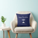 Blue Lycklig Hanukkah Simple Menorah Kudde<br><div class="desc">Lycklig Hanukkah Blue Helgdag decor dekorativ kudde,  med en enkel vit menorah och manustypografi. Med vit anpassade kan du lägga till egen information. En festlig dekoration att fira med vänner och nära.</div>