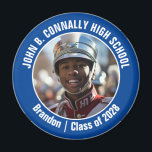 Blue Marching Band Photo High School Spirit Magnet<br><div class="desc">Den här coolan har skräddarsytt högskoleband med foto med vit typografi av ditt team och namn på en blå magnet. Anpassa dig med ditt student-foto och klassår som en stolt förälder. Ett mamma och pappa kan bära dessa knappar till konkurrens och spel.</div>
