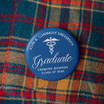 Blue Medical School Studentfest Keepsaké Knapp<br><div class="desc">Denna knapp för studentfest av den klassiska blå anpassningsbarna i läkarskolan har vit typografi under en medicinsk kugeus och namn för 2025 års klass. Anpassa med ditt utbildningsår under elegantens kalligrafi för en underbar personlig universiteten student namn bricka eller gåva till en sjuksköterska eller doktor.</div>