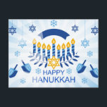 Blue Menorah med David-stjärnan Guld Star Vykort<br><div class="desc">Blå menorah med gyllene flammor,  blå grenar under och gyllene stjärnan av David under mittljus. Röd av bakgrund består av strålar från mitten i blekens blues,  blå stjärnor av David som prydnadsföremål som hänger uppifrån och 4 drömmar. "Lycklig Hanukkah" i grund.</div>