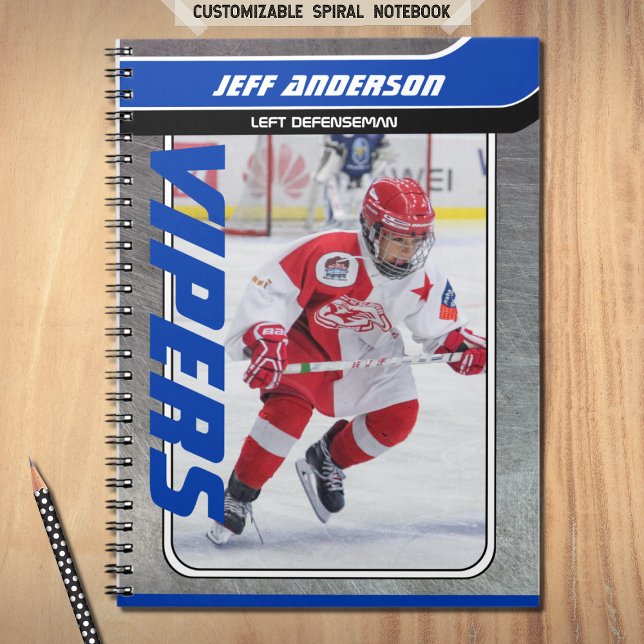 Blue Metall Ice Hockey Player Keepsaké Spiral Anteckningsbok (Ice Hockey Spiral Notebook with custom team name and hockey player name in Blue and Black)