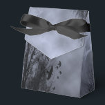 Blue Misty Himlar med Goth Ravens Party Favoritbox Presentaskar<br><div class="desc">En bröllop eller en partiaffär med en blå misti Halloween himlar med svart träd längs en mörk hemsökt väg,  gotiska ravens och en grumlig fullt måne,  perfekt att liva upp firande.</div>