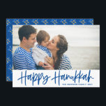 Blue Modern Calligraphy Lycklig Hanukkah Photo Julkort<br><div class="desc">Lycklig Hanukkah! Skicka Hanukkah önskemål till familj och vänner med det här anpassadets platta fotokort. Den har en blå modern kalligrafi med oliverna mönster. Anpassa genom att lägga till namn och ett foto. Det här Lycklig Hanukkah-skriptkortet finns i andra kartonger.</div>