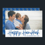 Blue Modern Calligraphy Lycklig Hanukkah Photo Julkort<br><div class="desc">Lycklig Hanukkah! Skicka Hanukkah önskemål till familj och vänner med det här anpassadets platta fotokort. Den har en blå modern kalligrafi med oliverna mönster. Anpassa genom att lägga till namn och ett foto. Det här Lycklig Hanukkah-skriptkortet finns i andra kartonger.</div>