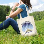 Blue Mountain Sunset Anpassningsbar Family Road Re Tygkasse<br><div class="desc">Den här coolans blå vintage över rocky mountains i naturen gör en underbar bild av ett anpassat tote bags för familjeåterförening,  resa eller sommarsemester. Minneshögtidlighålla ert resa med matchande naturgåvor till mamma,  pappa,  bror och syster. Lägg bara till ditt eget efternamn och året med vår anpassning till verktyg.</div>