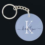 Blue Namn Initial Monogram<br><div class="desc">Den här moderna nyckelkedjan med det första namn i ett trendig-skriptteckensnitt i marint blått och det första i ett modernt typsnitt i vitt på ljusblått är perfekt för nycklar.</div>