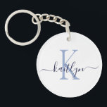 Blue Namn Initial Monogram<br><div class="desc">Den här moderna nyckelkedjan med det första namn i ett trendig-skriptteckensnitt i marint blått och det första i ett modernt typsnitt i ljusblå på vitt är perfekt för nycklar.</div>