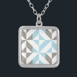 Blue och Silver Geometric ZigZag Silverpläterat Halsband<br><div class="desc">En abstrakt för trendig,  geometrisk kuggad mönster i blått och silver grått.</div>