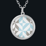 Blue och Silver Geometric ZigZag Silverpläterat Halsband<br><div class="desc">En abstrakt för trendig,  geometrisk kuggad mönster i blått och silver grått.</div>