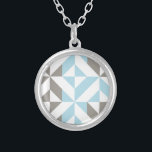 Blue och Silver Geometric ZigZag Silverpläterat Halsband<br><div class="desc">En abstrakt för trendig,  geometrisk kuggad mönster i blått och silver grått.</div>