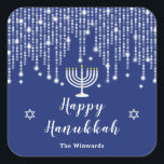 Blue och Silver String Ljus Lycklig Hanukkah Fyrkantigt Klistermärke<br><div class="desc">Den här eleganten och den sofistikerade Hanukkah-dekalen har vackra silver-strängsfären ljus med diamantsparkler,  ett menorahljus och David Star. Texten kombinerar handskript och serif typsnitt för en snyggt och ett modernt utseende. Det här är perfekt för en Hanukkah party.</div>
